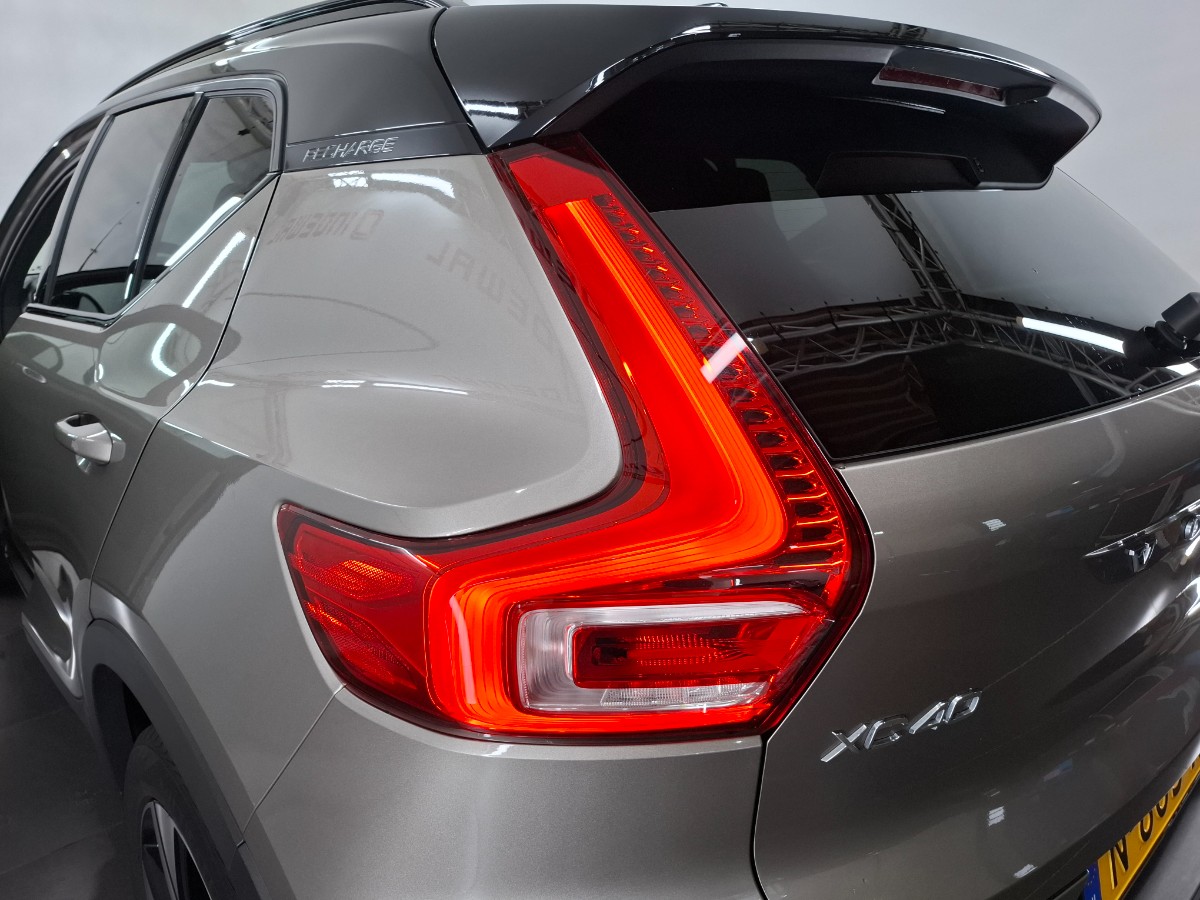 Volvo XC40 1.5 T4 Recharge R-Design Pano ACC H&K Elec Stoelen+Geheugen+Verwarming
