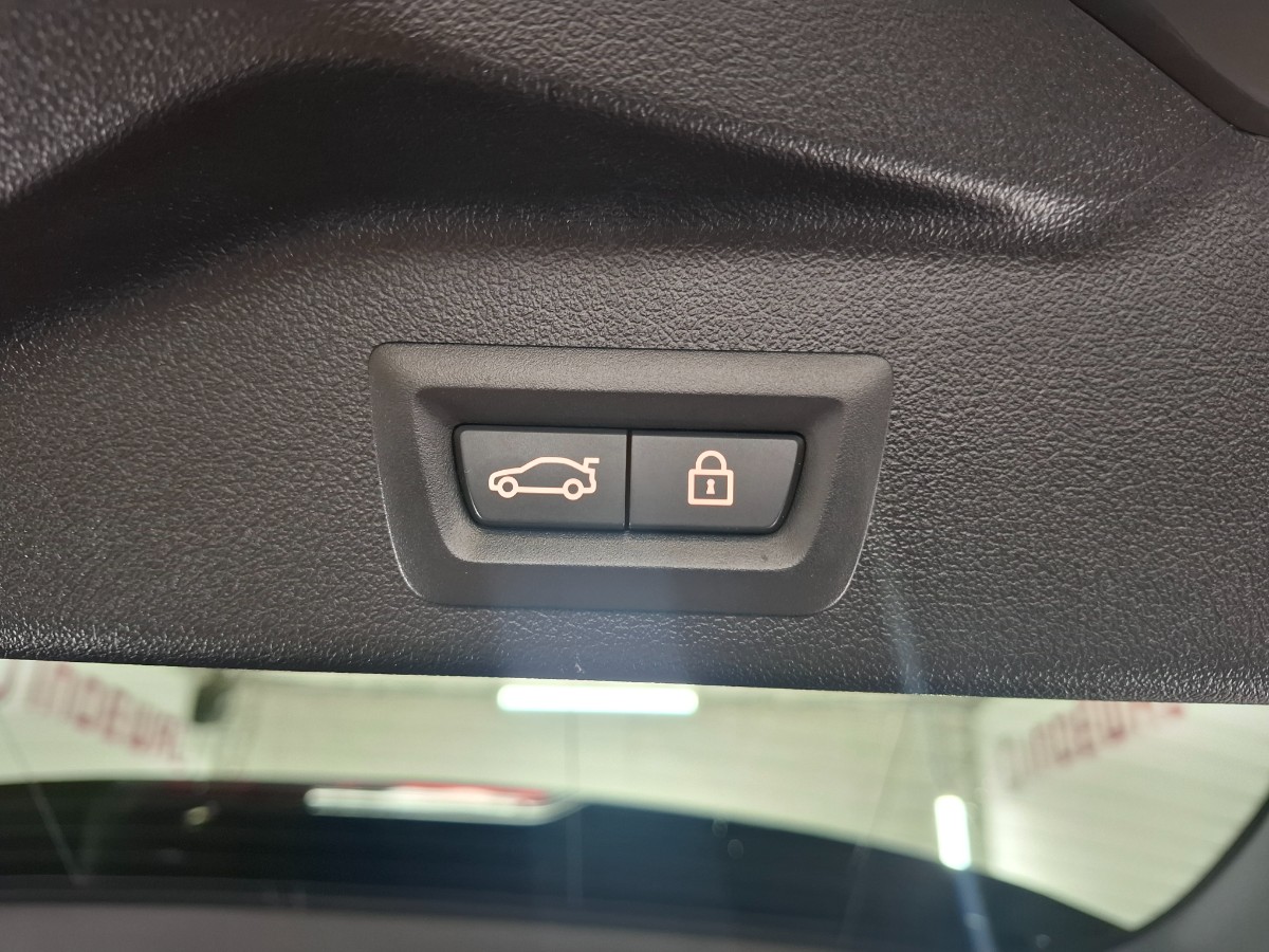 BMW X5 Xdrive 40d | Grijs kenteken | 22″ LMV | Trekhaak elekt. | Pano | HiFi | Soft-close | Innovation | DRAVITGRAU
