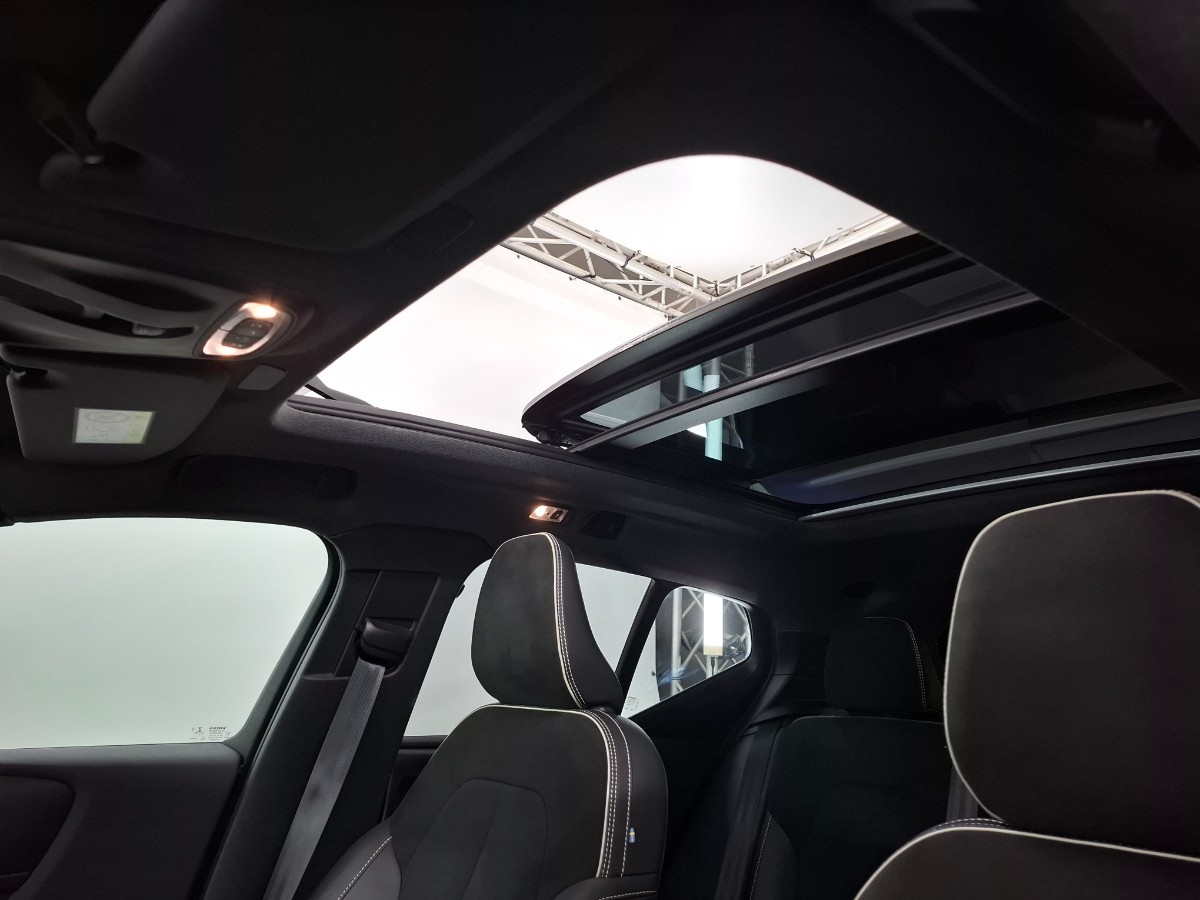Volvo XC40 1.5 T4 Recharge R-Design Pano ACC H&K Elec Stoelen+Geheugen+Verwarming