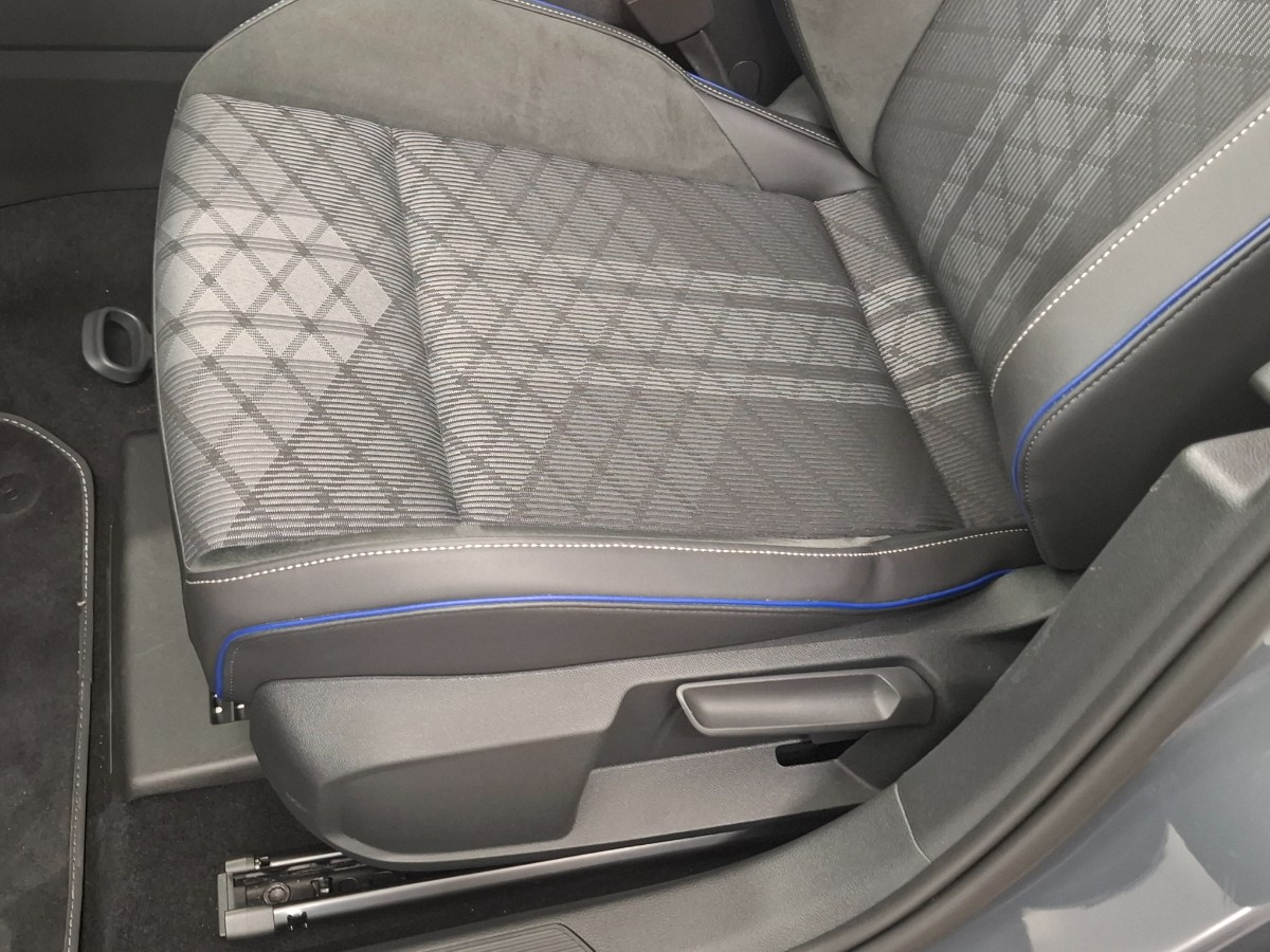 Volkswagen Golf VIII 1,5 eTSI 150PK DSG R-Line +