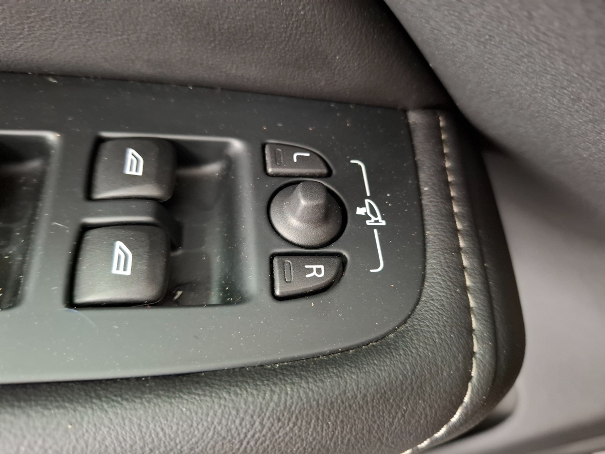 Volvo XC60 2.0 T8 AWD Recharge R-Desgin |Pano|H&K|Memory|Stoelverwarming|