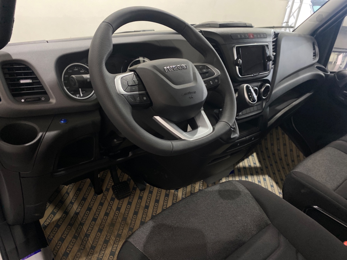 Iveco Daily 35S18 3.0L 180PK AUT | Oprijwagen | Geveerde stoel | 3,5t trekgw. | Adaptive CC | LED NAV ECC Adaptive CC | Faustmann opbouw | 1100 kg Laden