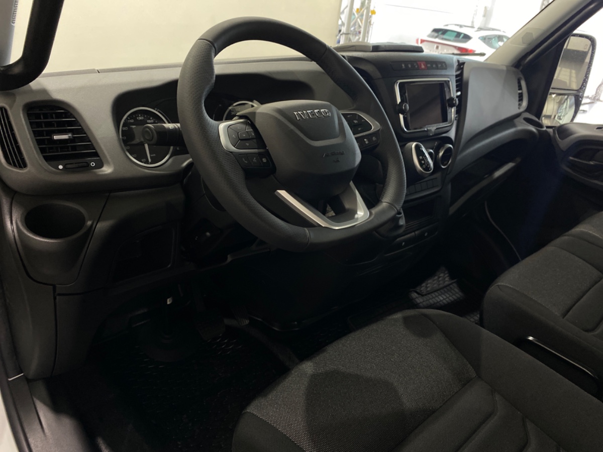 Iveco Daily 35S18 3.0L 180PK AUT | Oprijwagen | Geveerde stoel | 3.5t trekgw. | Adaptive CC | LED NAV ECC | Faustmann opbouw