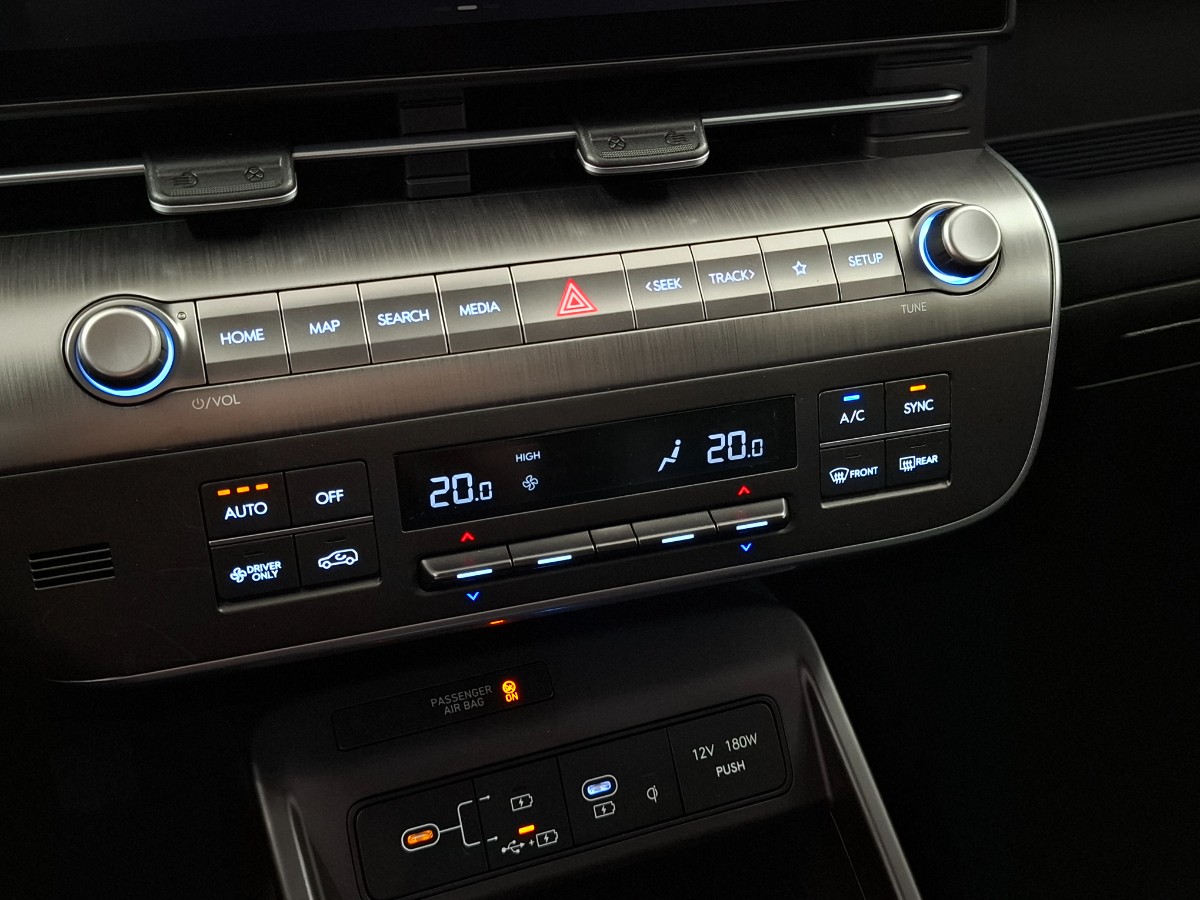 Hyundai Kona Premium TT 65.4 KWH Vol Leer Stoelverwarming Stoelverkoeling HUD