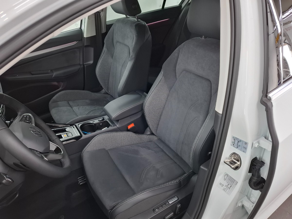 Volkswagen Golf Style 1.5 TSI eHybrid DSG | IQ LIGHT | LMV 18 Catania | Winterpakket | PURE WHITE