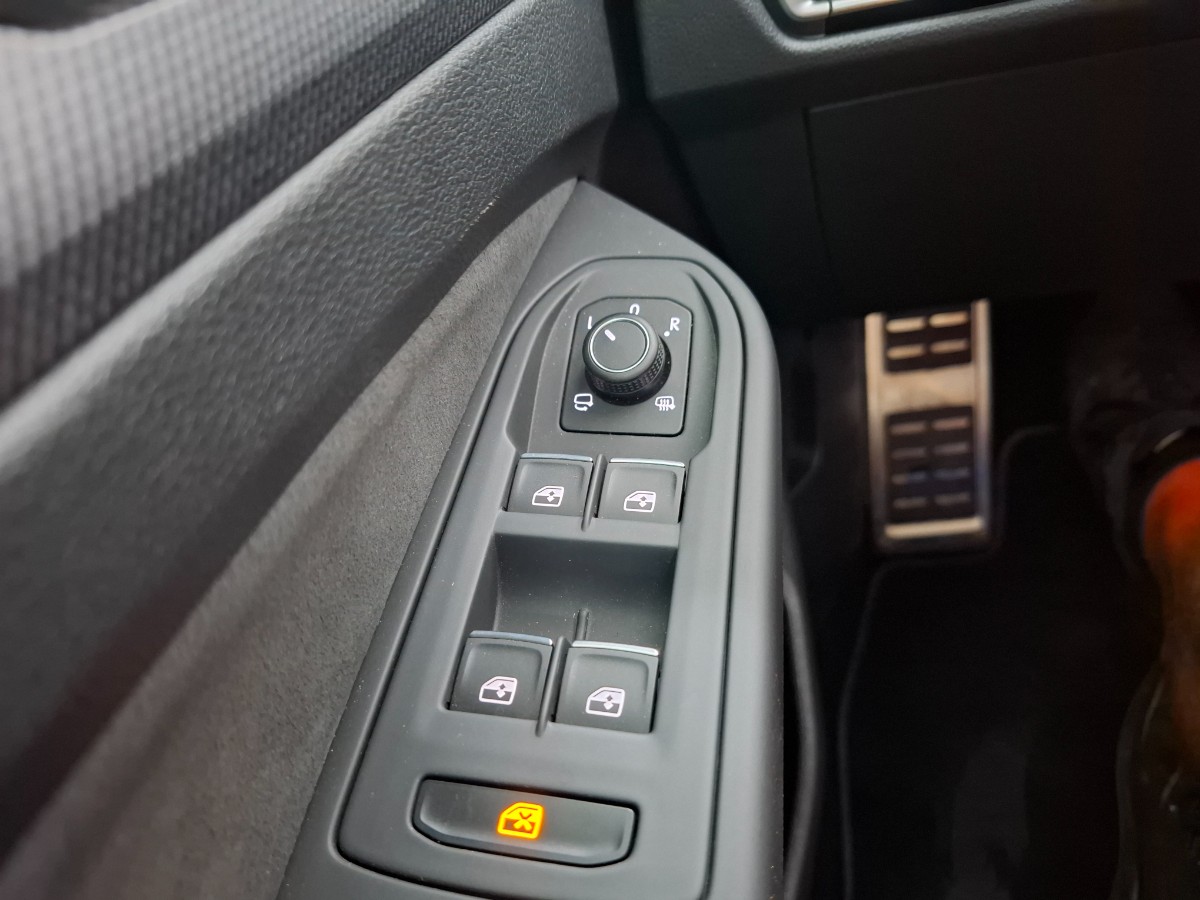 Volkswagen Golf 1.5 TSI R-LINE