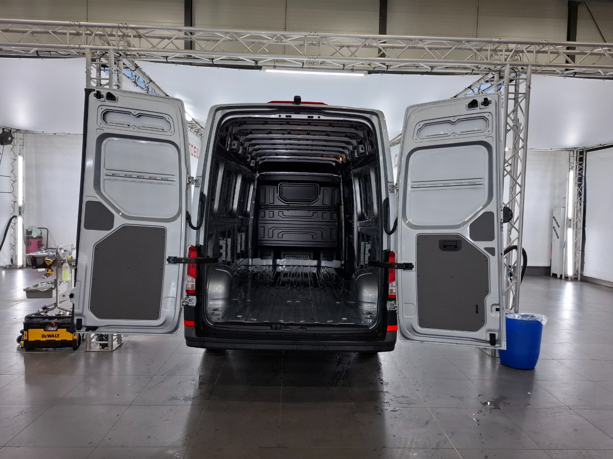 Volkswagen Crafter 35 2.0 TDI 140PK L4H3 Highline | LED | Climatronic | Leder stuur verwarm. | Comfortstoel | Stoelverw. | Trekhaakvoorb.| Reflex Silver