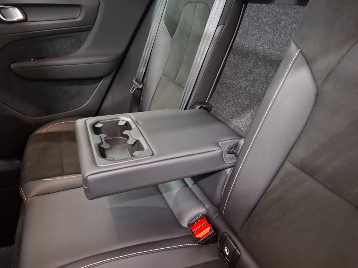 Volvo XC40 1.5 T4 Recharge R-Design Pano ACC H&K Elec Stoelen+Geheugen+Verwarming
