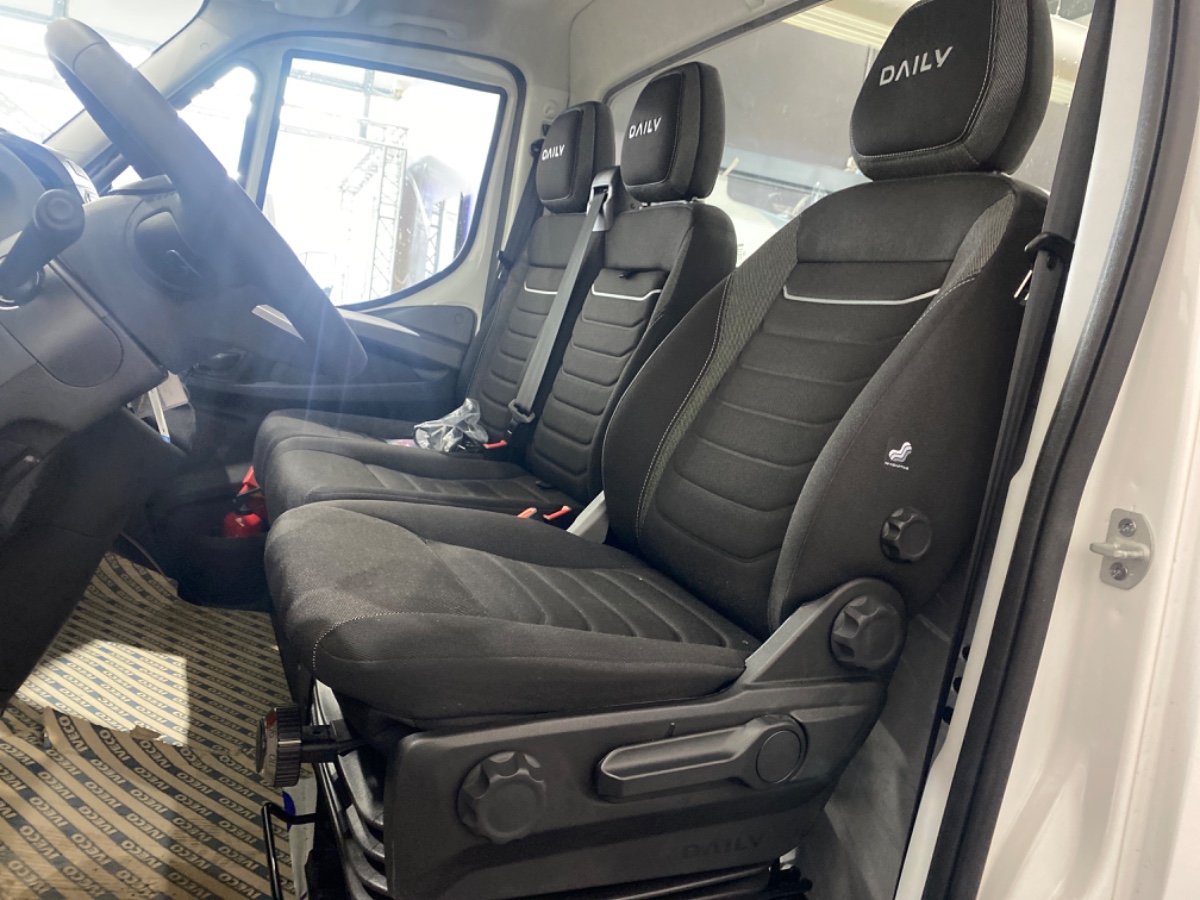 Iveco Daily 35S18 3.0L 180PK AUT | Oprijwagen | Geveerde stoel | 3,5t trekgw. | Adaptive CC | LED NAV ECC Adaptive CC | Faustmann opbouw | 1100 kg Laden