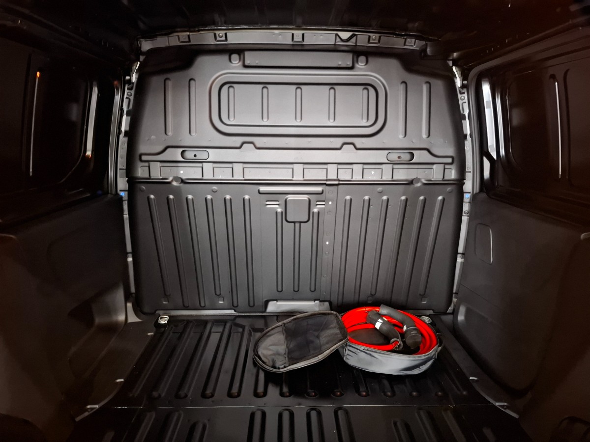 Peugeot e-Partner 136 L1 50 kWh | PDC voor + achter met Surround Rear Vision | Stoel + Voorruitverwarming