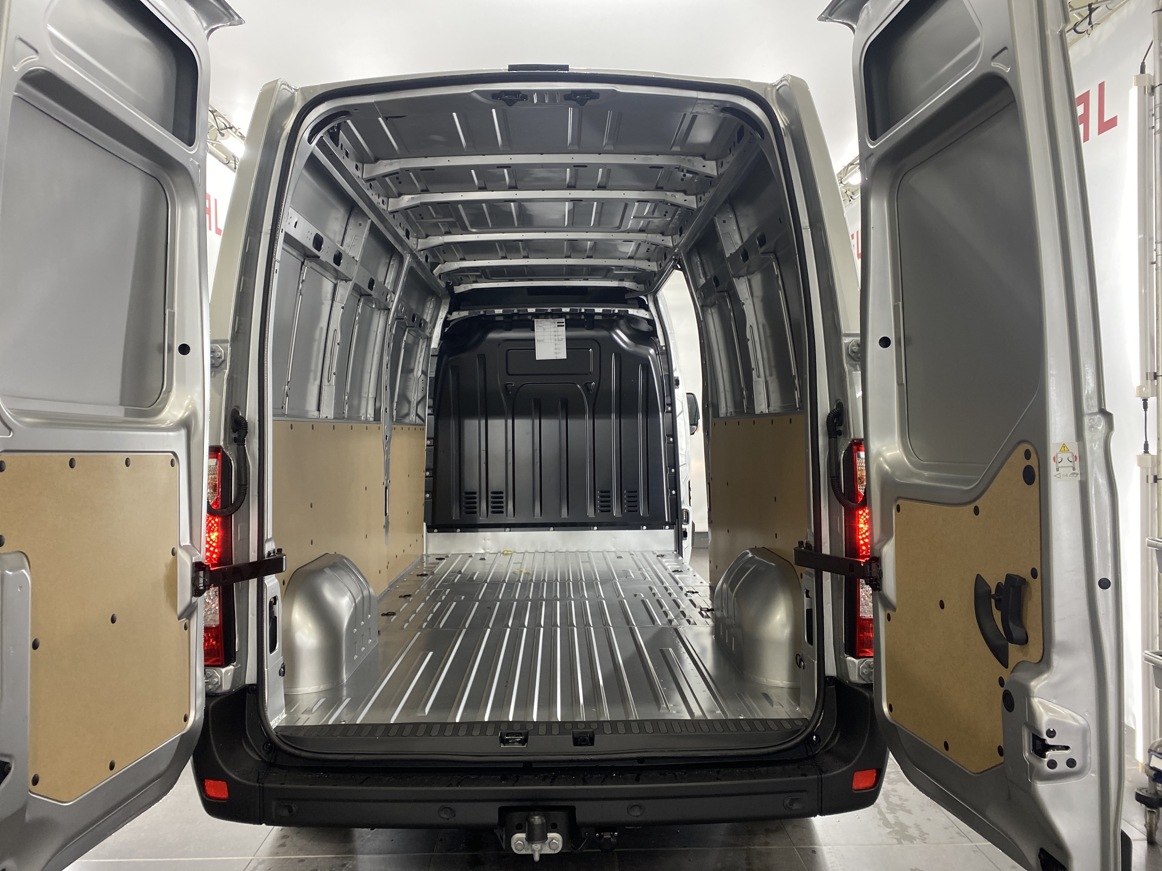 Renault Master T35 2.3 dCi 135 L3H2 Work Edition | THK 4SB Driving
