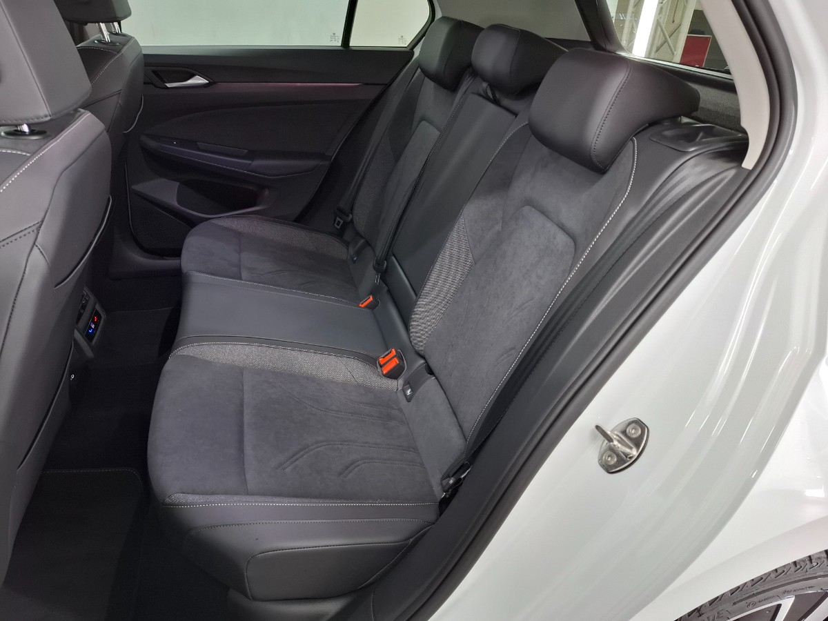 Volkswagen Golf Style 1.5 TSI eHybrid DSG | Zwart dak | IQ LIGHT | LMV 18 Catania | Winterpakket | PURE WHITE