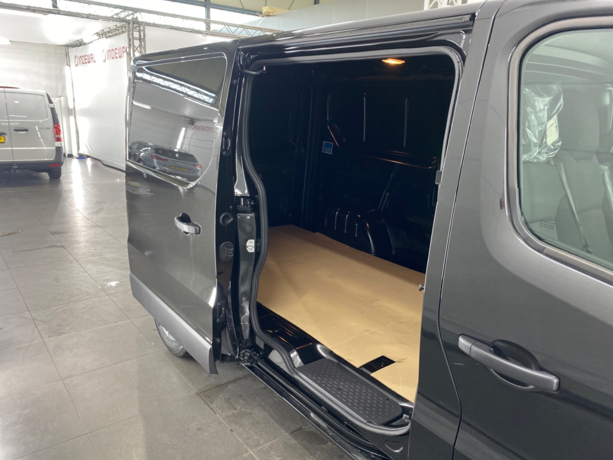 Renault Trafic 2.0 dCi 130 T30 L2H1 Work Edition 2xSD NAV Pack Parking