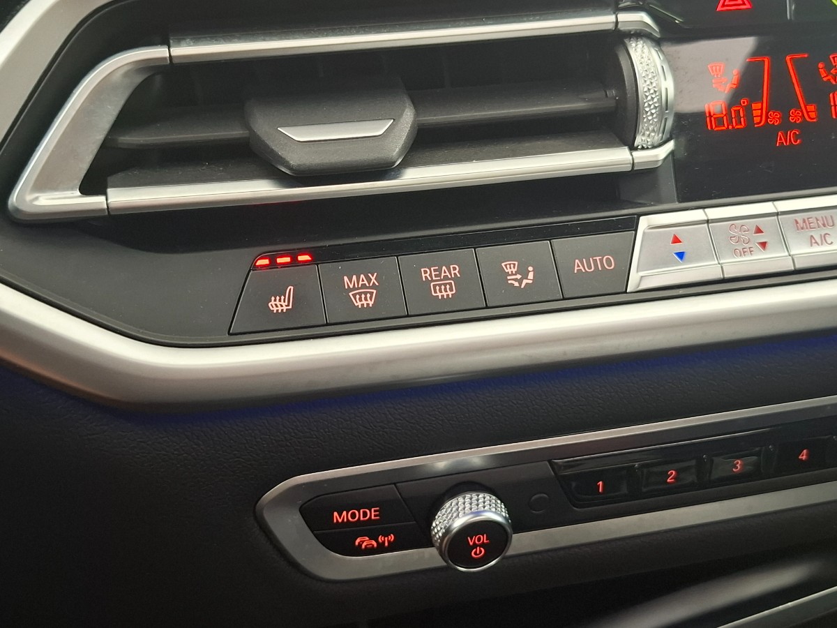 BMW X5 Xdrive 40d | Grijs kenteken | 22″ LMV | Trekhaak elekt. | Pano | HiFi | Soft-close | Innovation | DRAVITGRAU