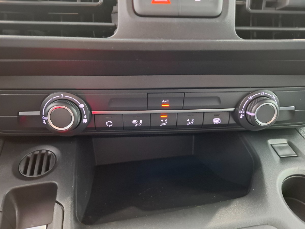 Peugeot e-Partner 136 L1 50 kWh | PDC voor + achter met Surround Rear Vision | Stoel + Voorruitverwarming