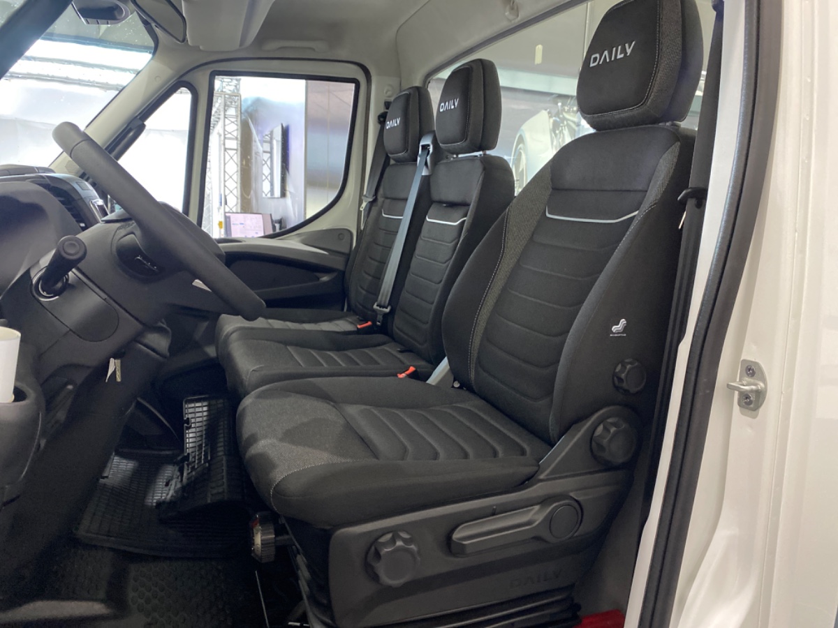 Iveco Daily 35S18 3.0L 180PK AUT | Oprijwagen | Geveerde stoel | 3.5t trekgw. | Adaptive CC | LED NAV ECC | Faustmann opbouw