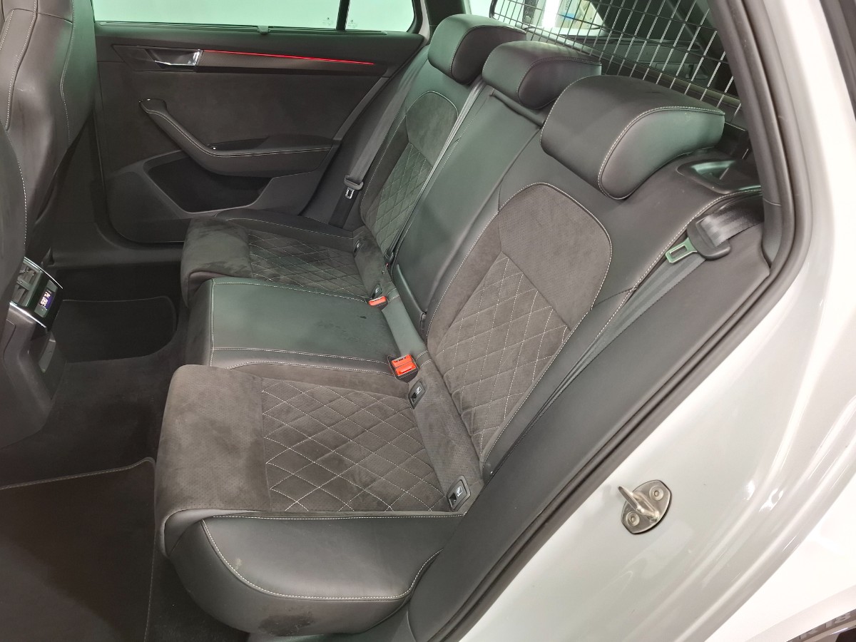 Skoda Superb Combi 1.4 TSI 218 PHEV DSG SPORTLINE | Pano Virtual Alcantara Stoelverw. Trekhaak | Moon White Metallic