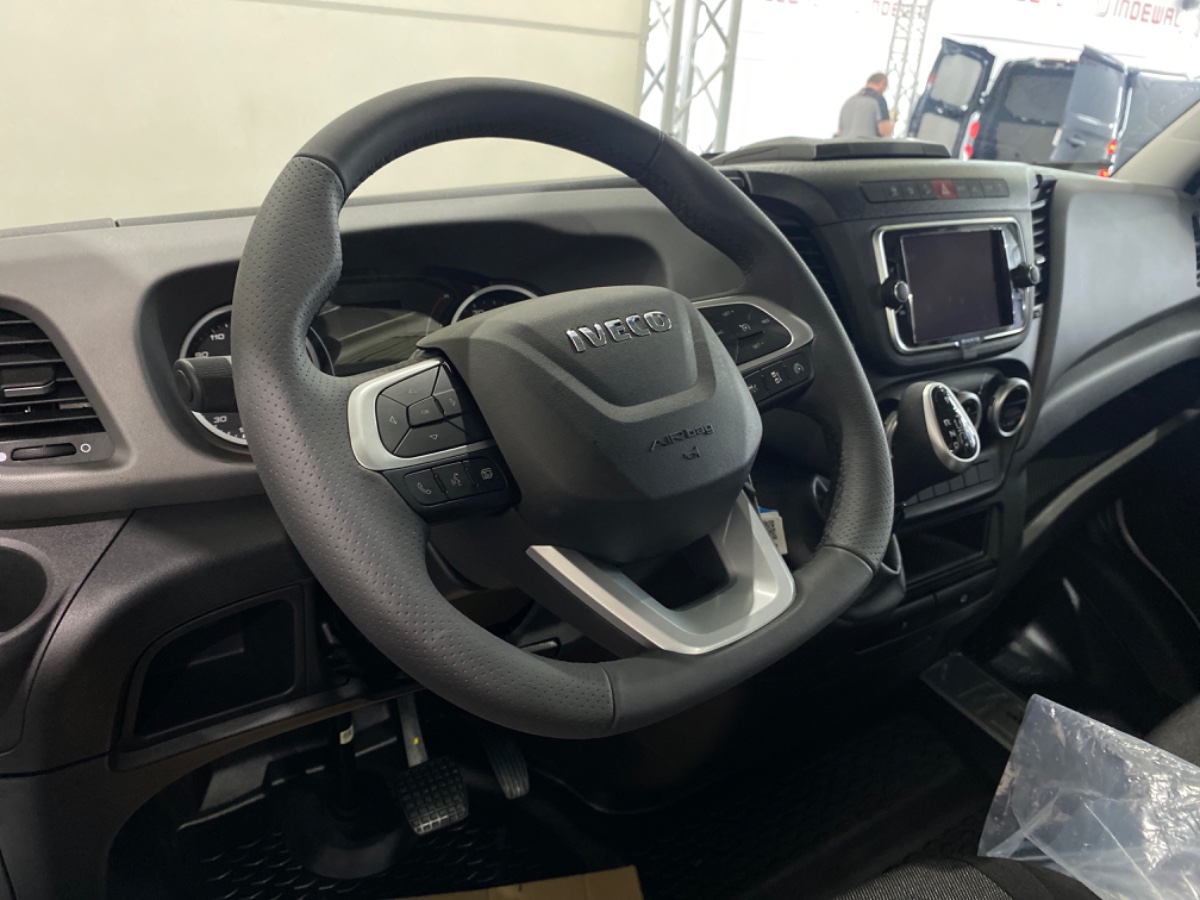 Iveco Daily 35S18 3.0L 180PK AUT | Oprijwagen | Geveerde stoel | 3.5t trekgw. | Adaptive CC | LED NAV ECC Adaptive CC | Faustmann opbouw