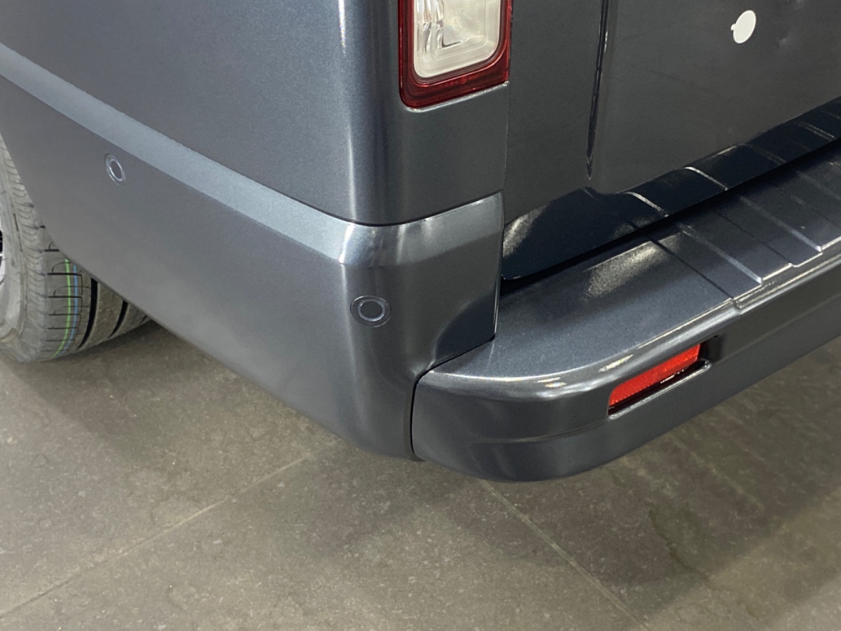 Renault Trafic L2H1 T29 DC dCi 170 EDC Extra – Gris Comete