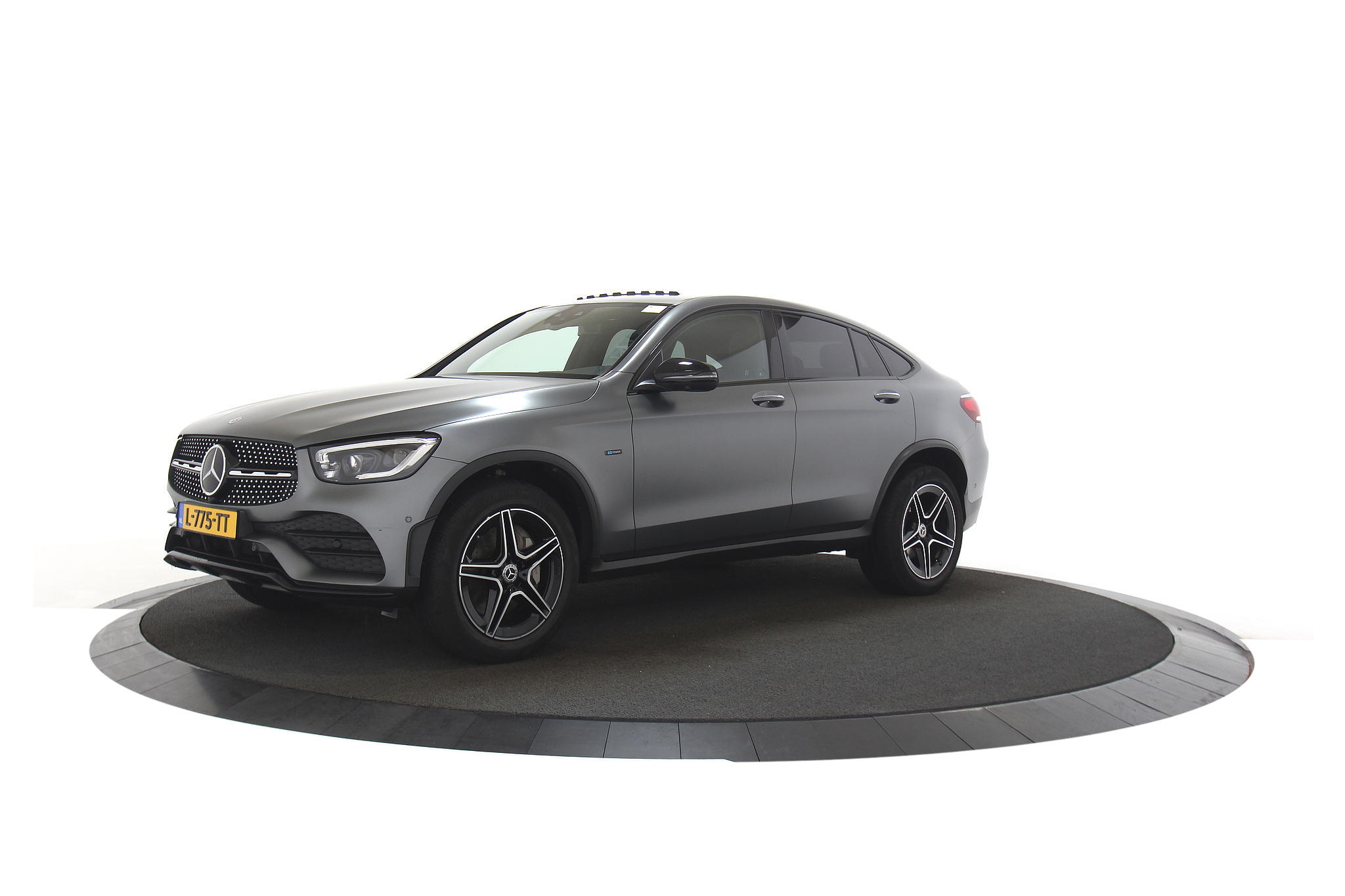 Mercedes-Benz GLC-klasse Coupé 300e 4MATIC Business Solution AMG Night | Schuifdak | Burmester | Distronic Plus | Trekhaak | 360 Camera | Designo grijs Magno