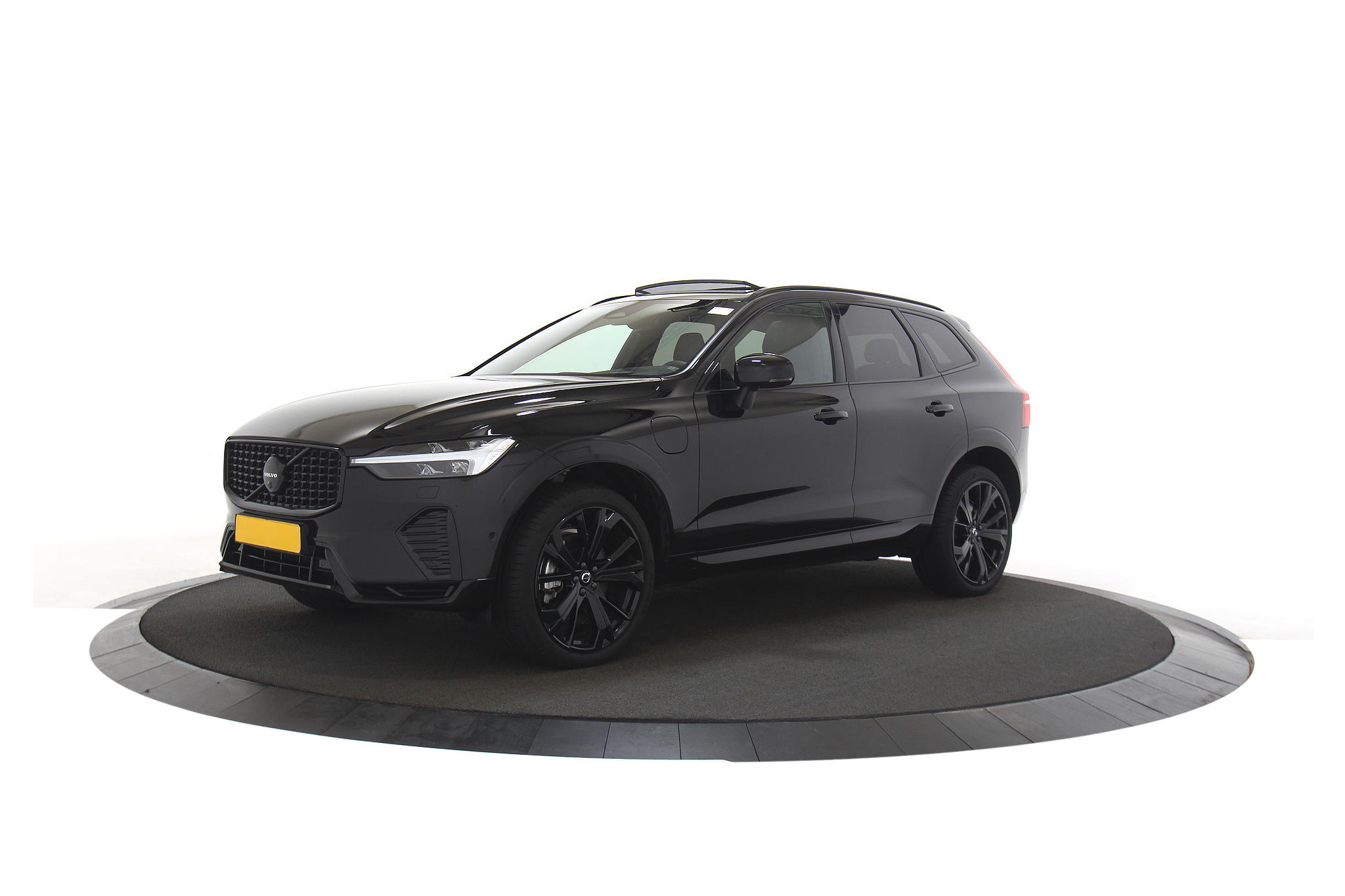 Volvo XC60 2.0 T6 Recharge Ultra Black Edition |Luchtvering|Massage|HUD|Trekhaak|H&K|