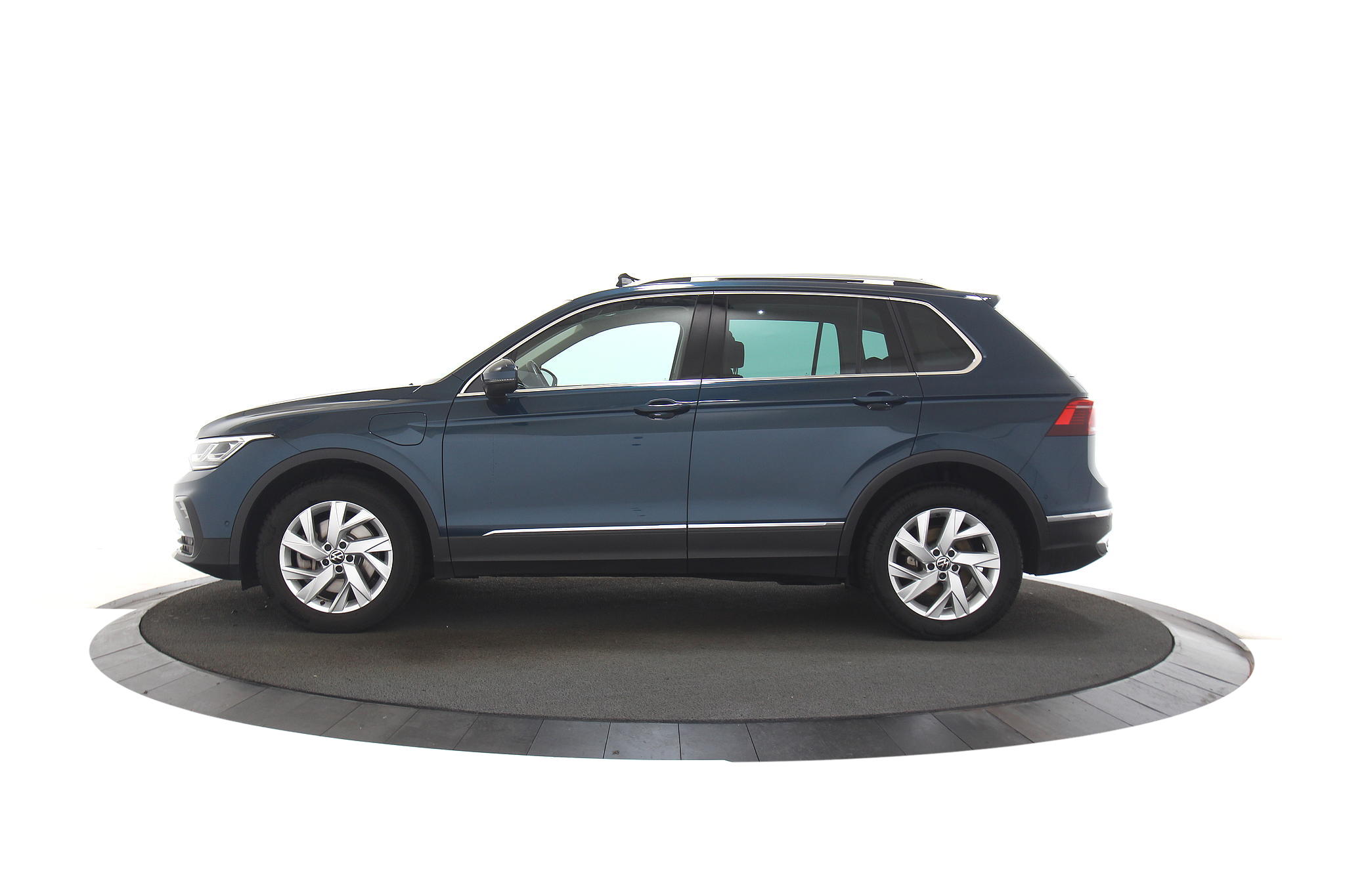 Volkswagen Tiguan Elegance eHybrid 1.4 TSI 245PK | Pano Area-View Matrix-LED Keyless | Nighshade Blue