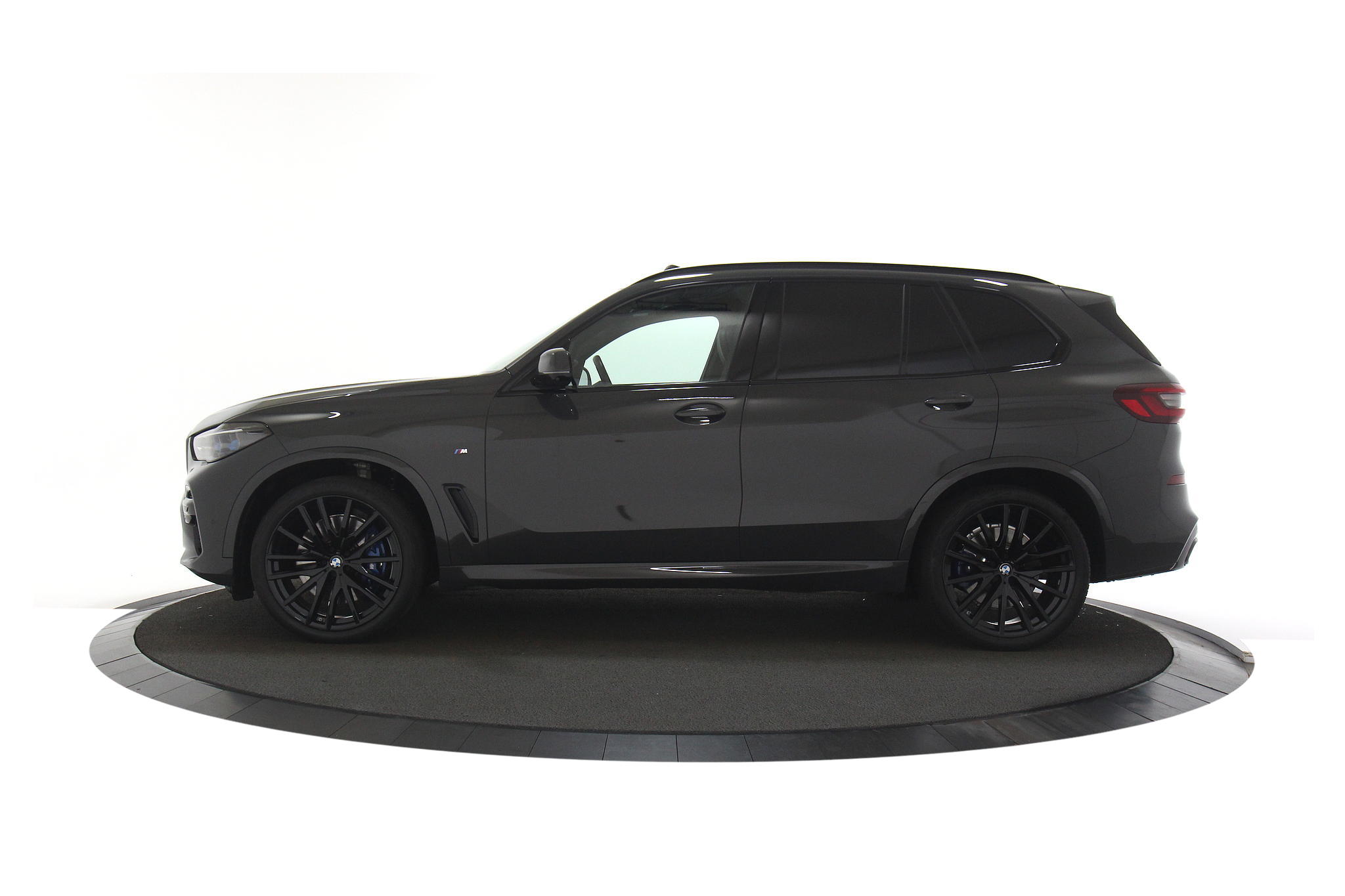BMW X5 Xdrive 40d | Grijs kenteken | 22″ LMV | Trekhaak elekt. | Pano | HiFi | Soft-close | Innovation | DRAVITGRAU